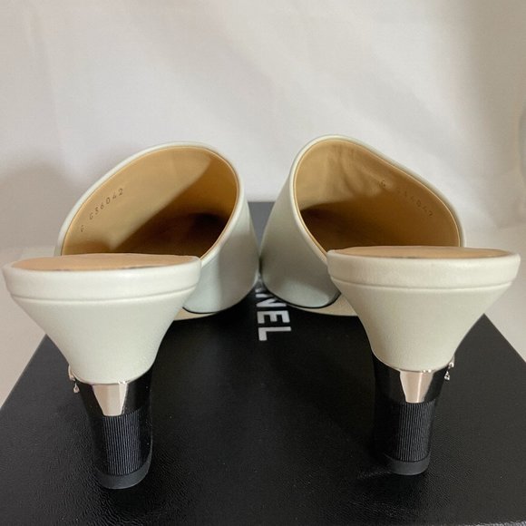 CHANEL BNWB 20P WHITE LEATHER MULES W/BLACK GROSGR - Picture 5 of 7